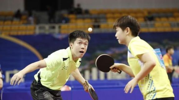 完成英格兰成年代表队首秀，夸安萨获赠纪念帽